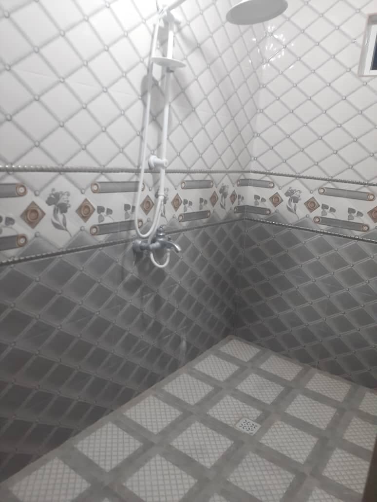 حمام و فرنگی هم فضا در طبقه دوم تریبلکس