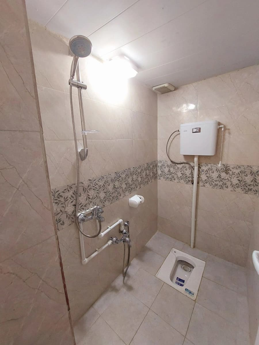 سرویس بهداشتی ایرانی و حمام مشترک در حیاط