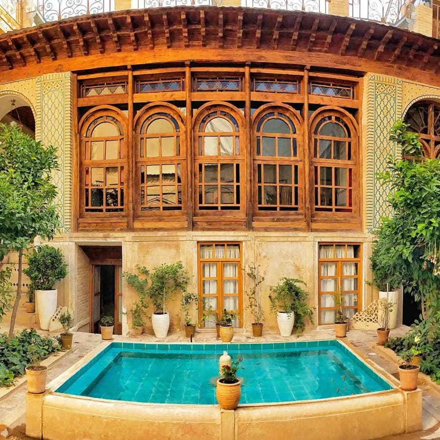 حیاط 