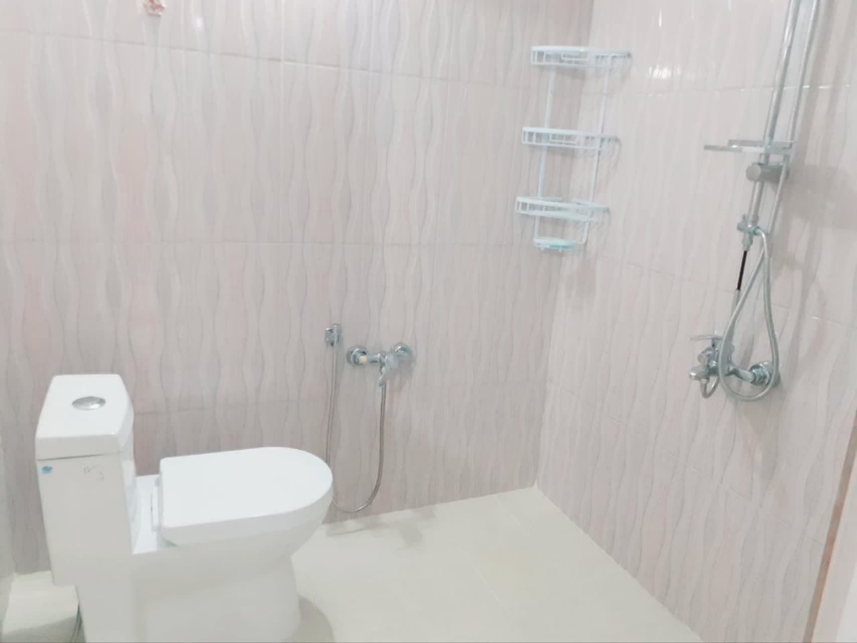 سرویس فرنگی و حمام داخل ساختمان 