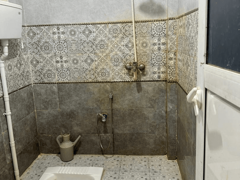 سرویس بهداشتی ایرانی و حمام مشترک داخل ساختمان