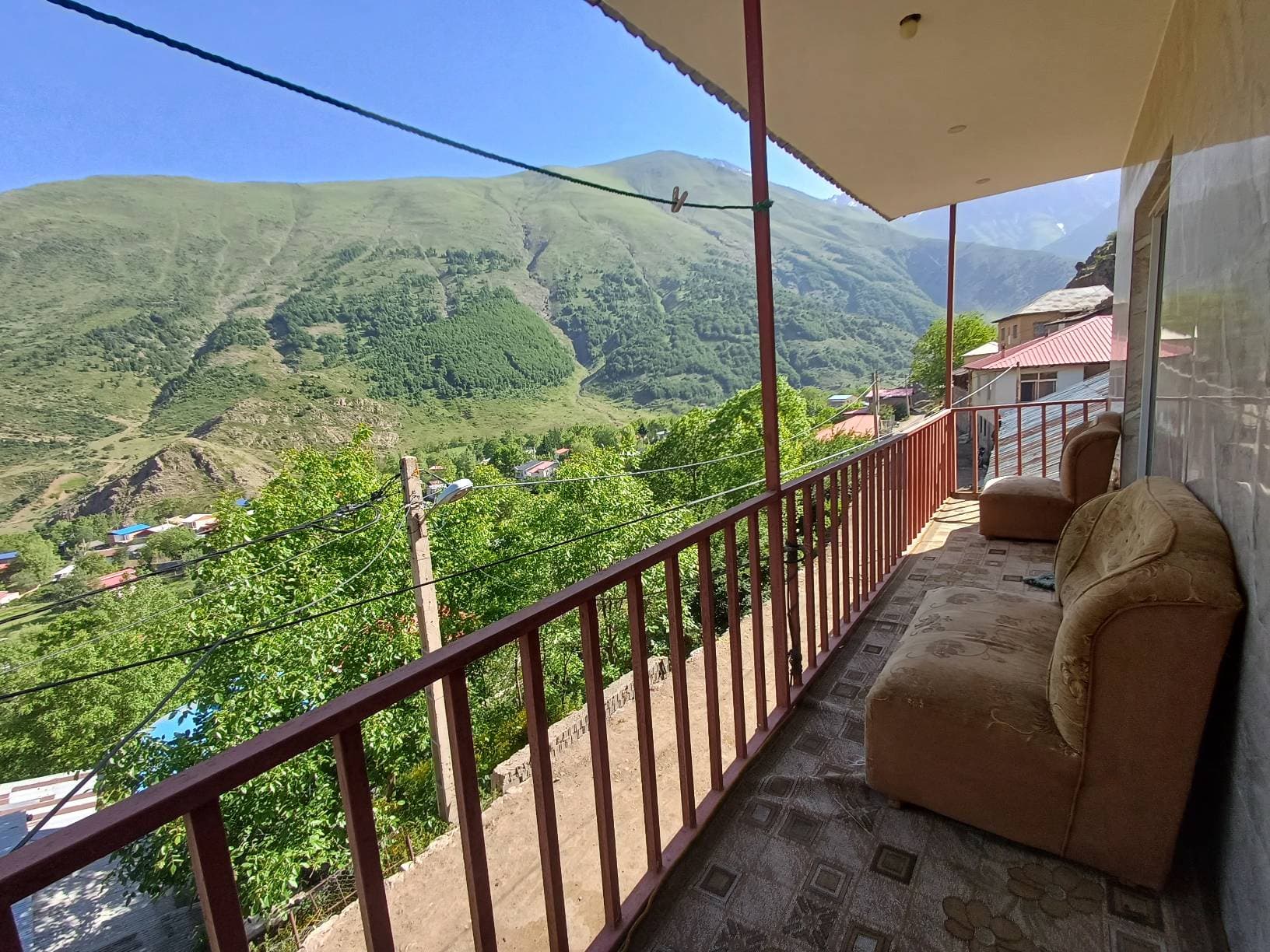 چشم انداز به جنگل و کوهستان 