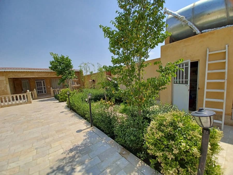 حیاط 