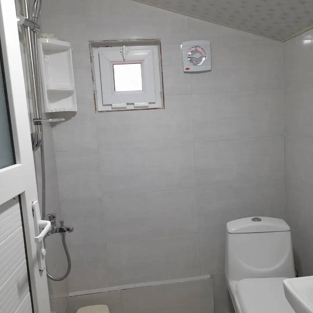 سرویس فرنگی و حمام در اتاق 1