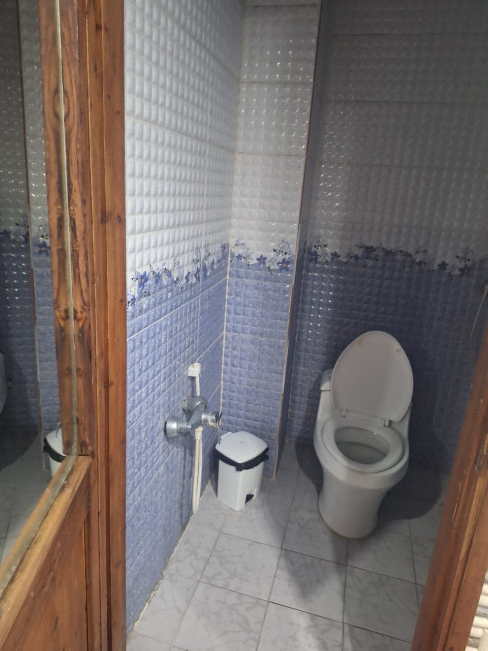 سرویس بهداشتی فرنگی و حمام کنار استخر