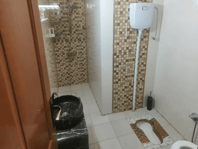 سرویس بهداشتی مشترک ایرانی ، فرنگی و حمام در طبقه اول 
