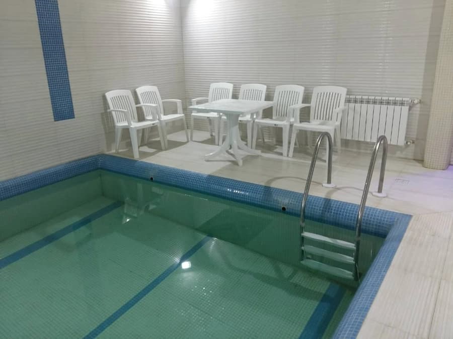 استخر سرپوشیده آب گرم