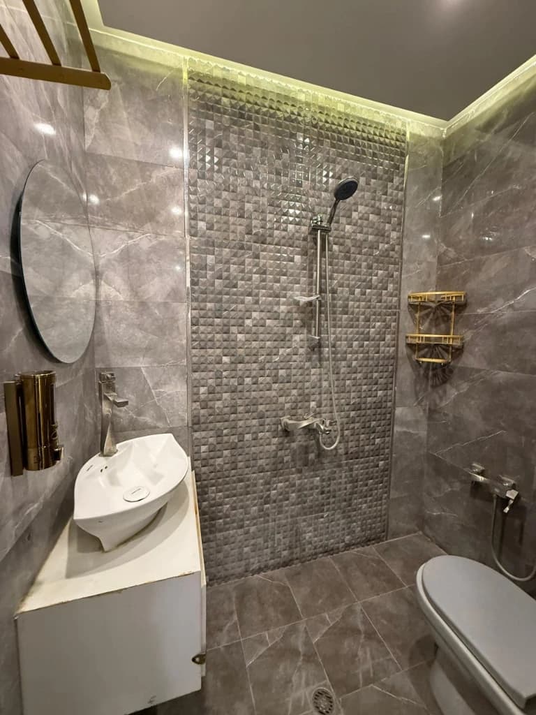سرویس فرنگی و حمام داخل ساختمان 