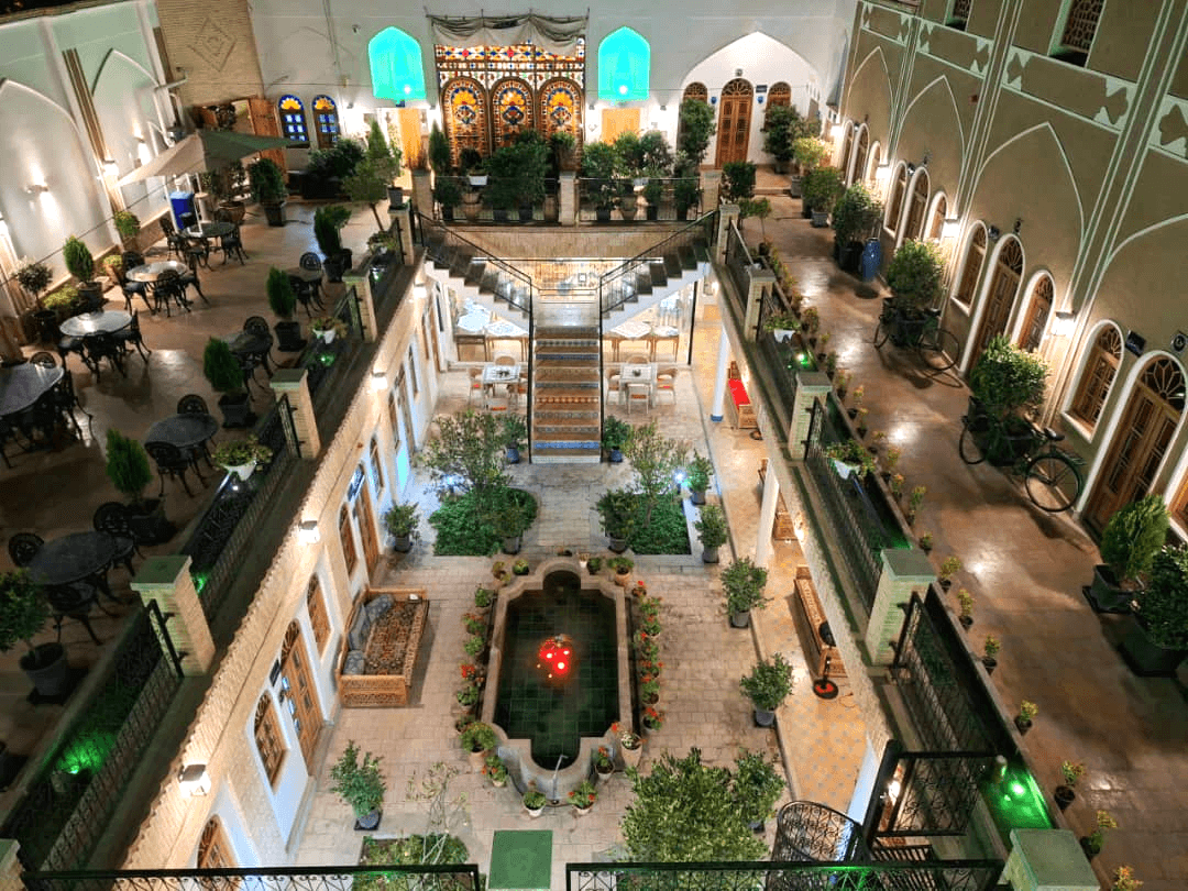 حیاط اقامتگاه
