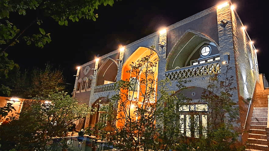نما اقامتگاه در شب 