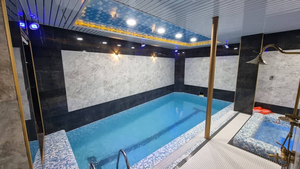 استخر سرپوشیده آبگرم و جکوزی