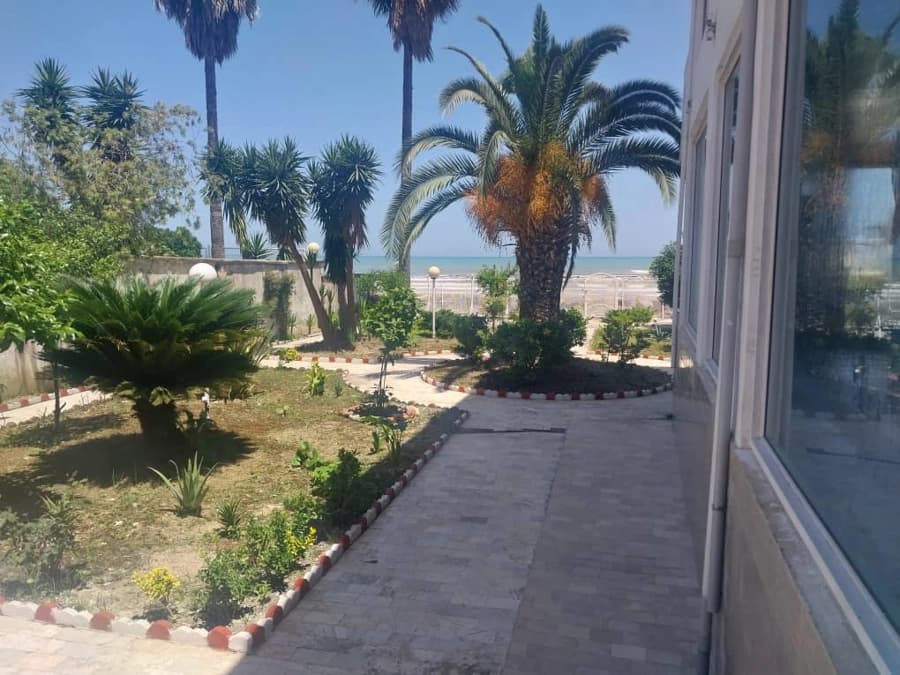 نمای حیاط