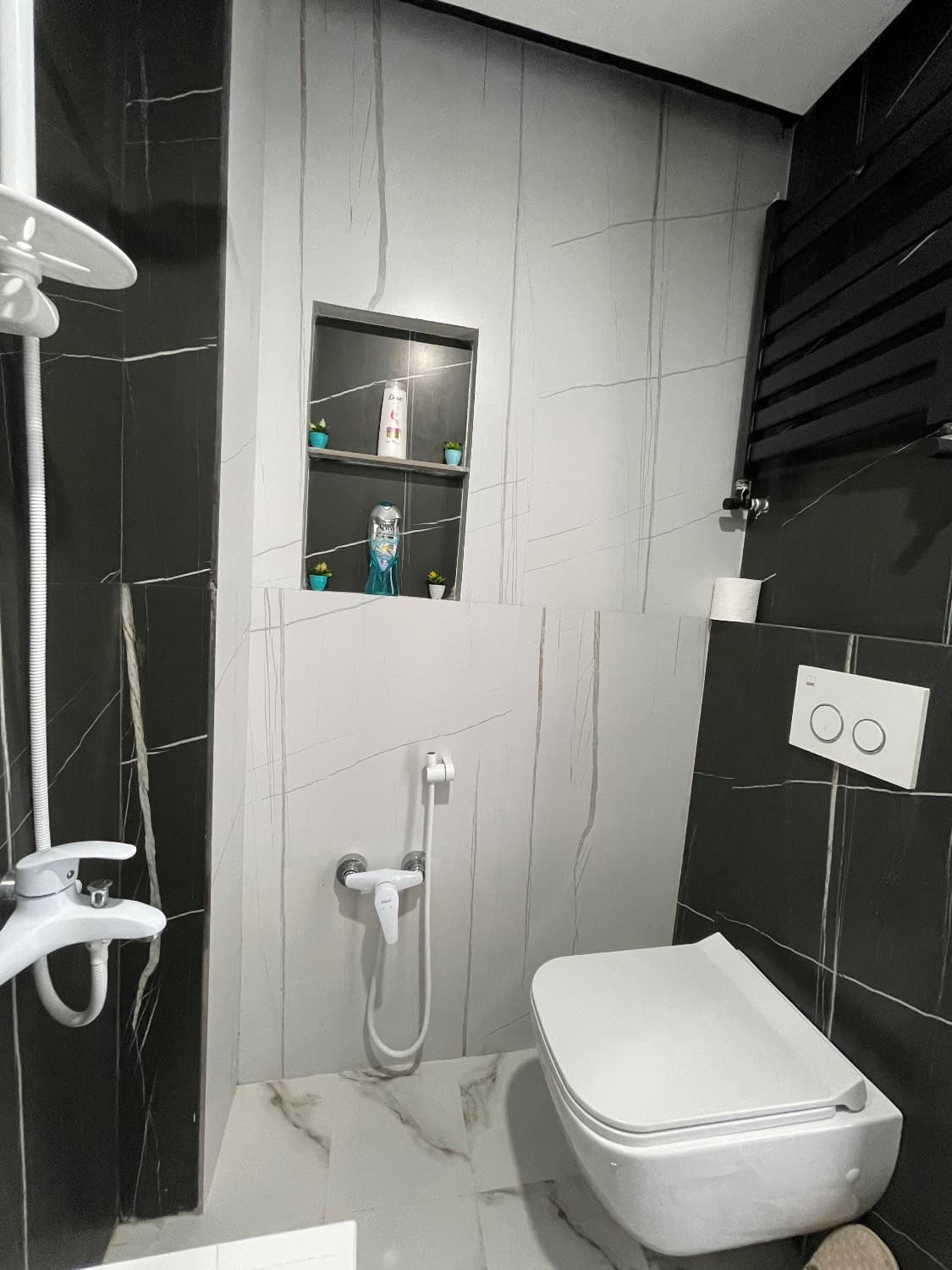 فرنگی و حمام کنار استخر 