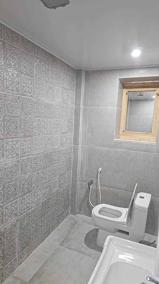 سرویس بهداشتی فرنگی و حمام در اتاق 2