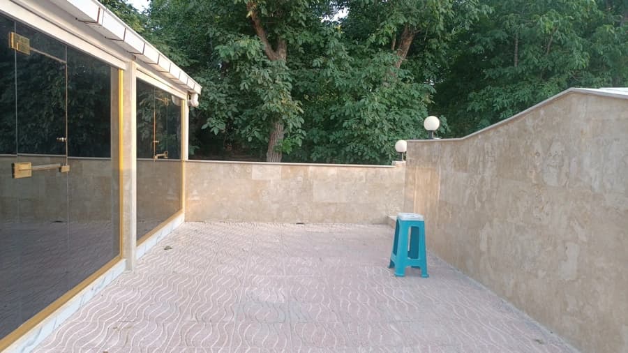 حیاط و بالکن طبقه اول 