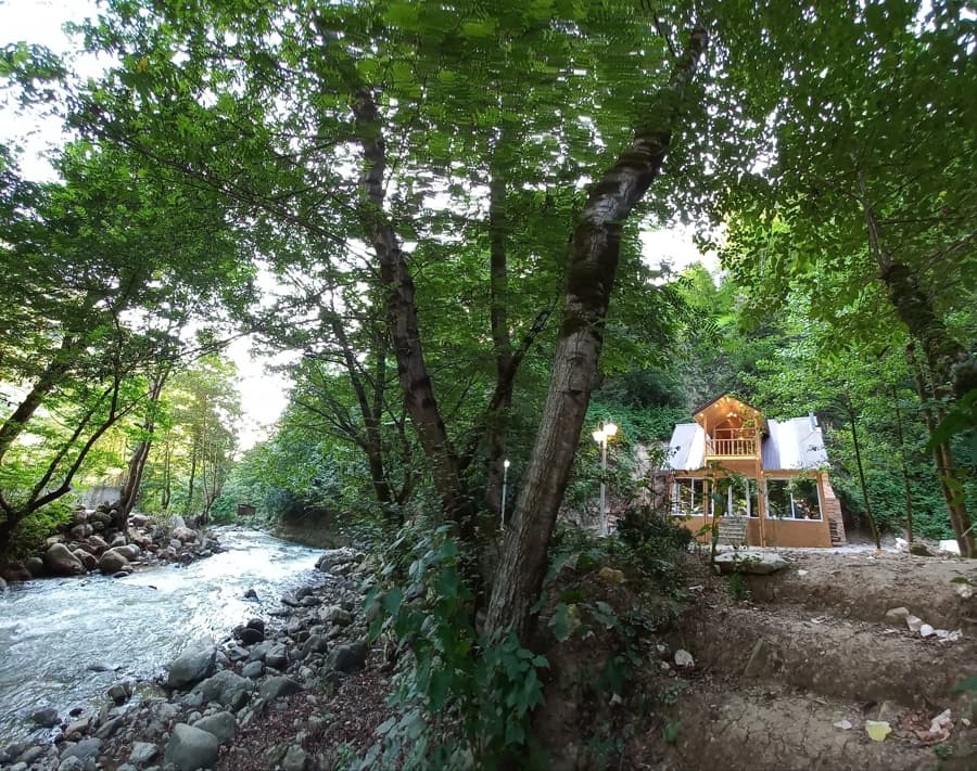 محوطه بیرونی و نما کلبه