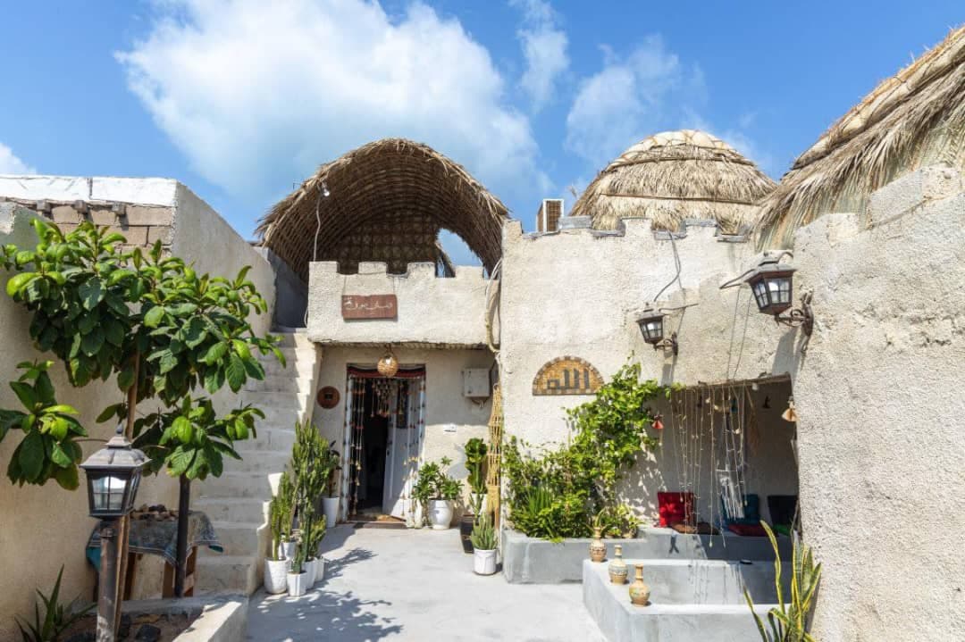 حیاط اقامتگاه 