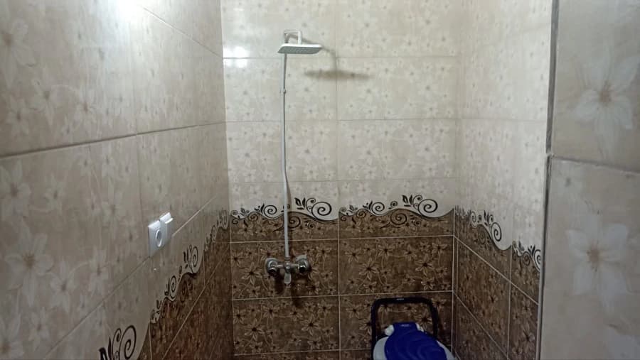سرویس ایرانی و حمام در حیاط 