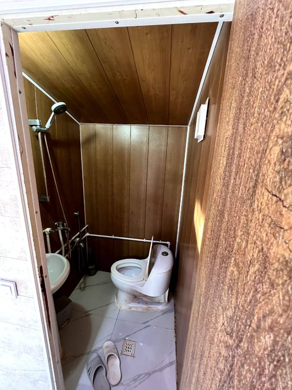 سرویس فرنگی و حمام داخل کانکس 
