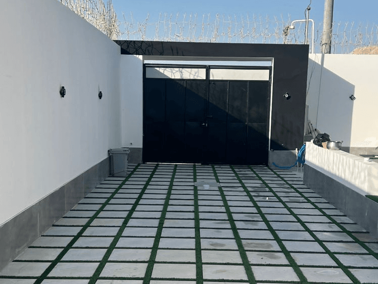 ورودی حیاط ویلا 