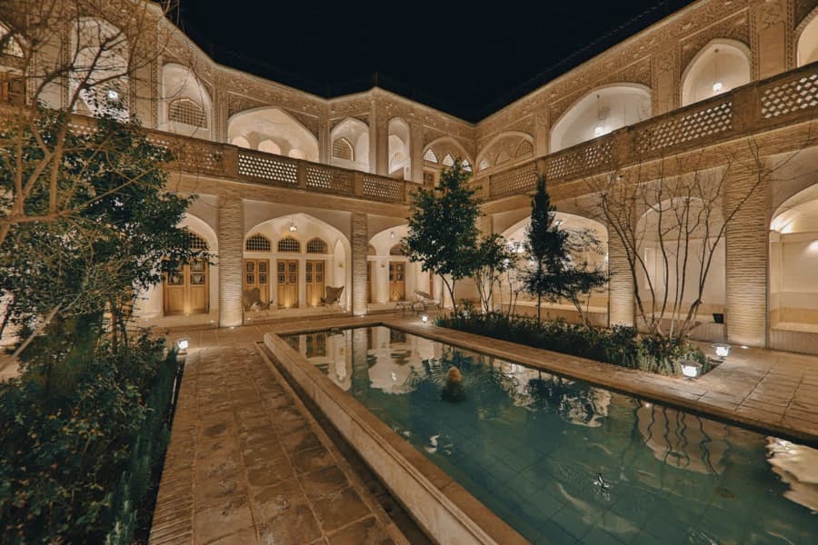 حیاط 
