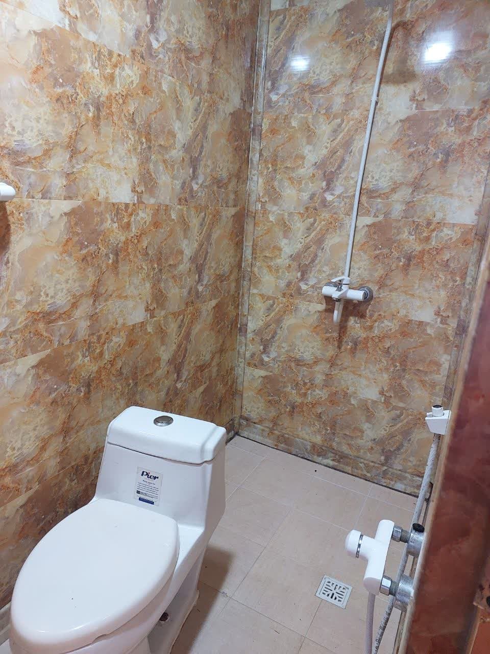 سرویس فرنگی و حمام در اتاق 