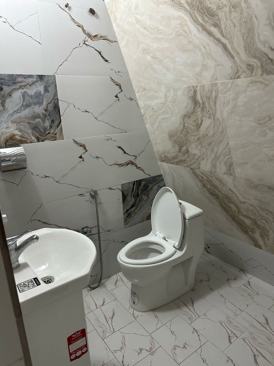 سرویس فرنگی و حمام