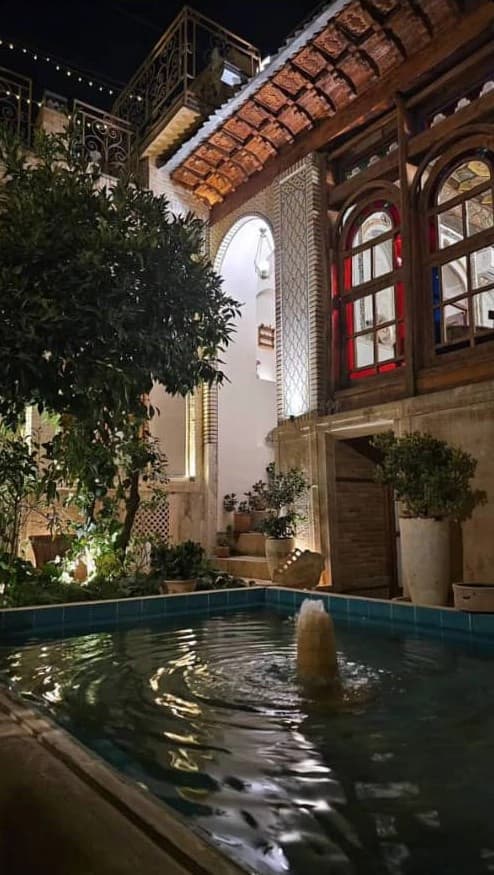 حیاط 