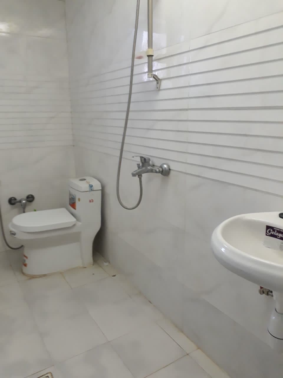 سرویس فرنگی و حمام 