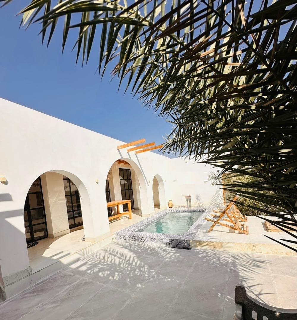 محوطه و استخر