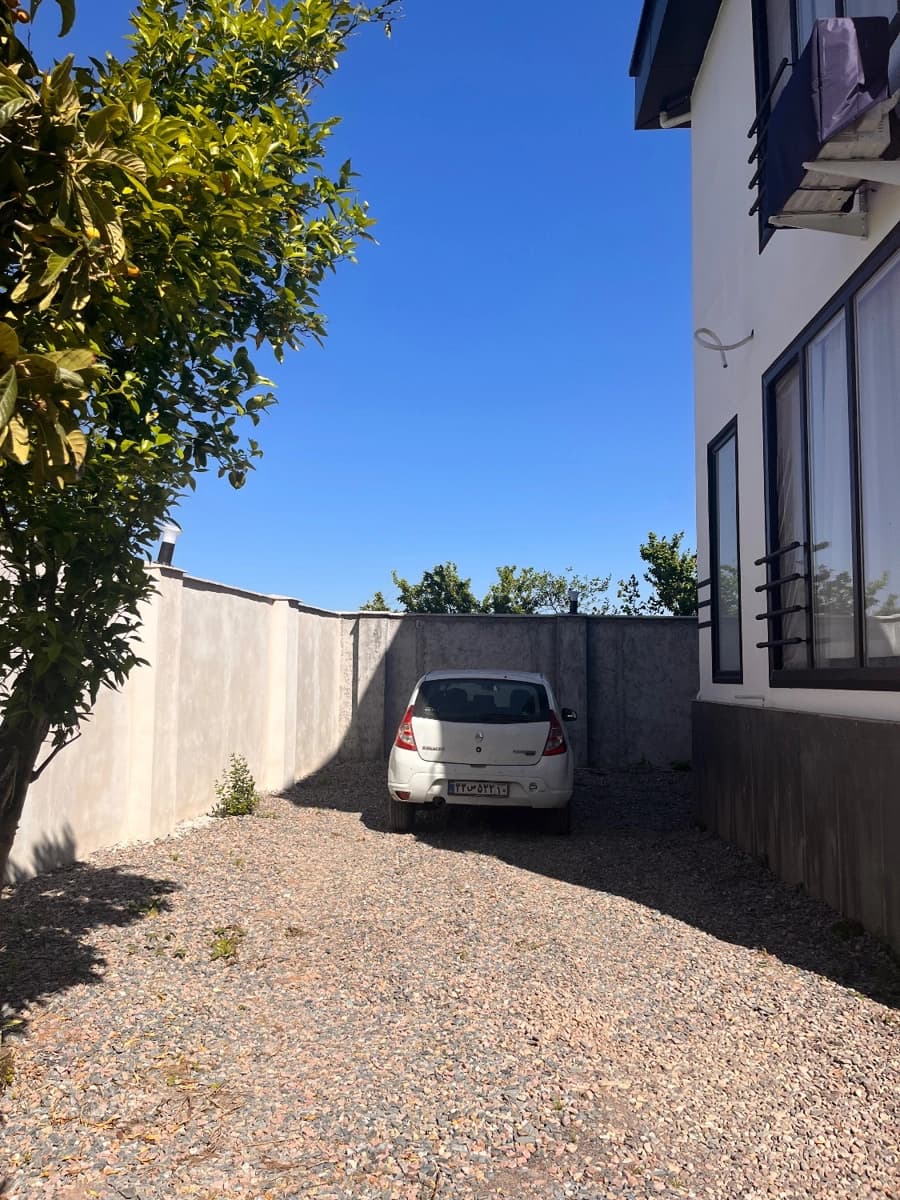 پارکینگ در حیاط