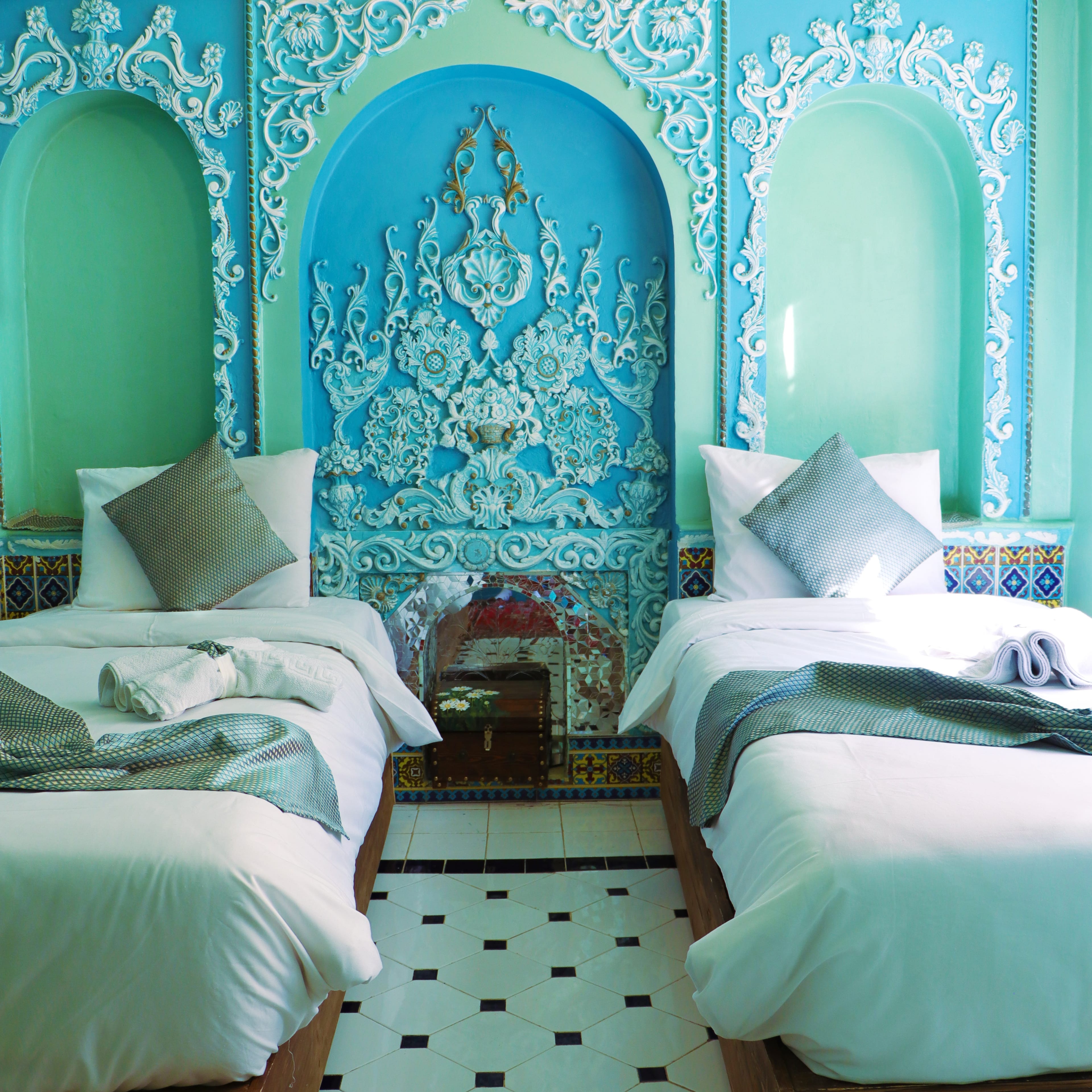 اجاره اتاق سنتی در 9 دی شیراز - گوشواره راست