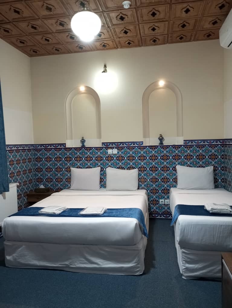 اجاره هتل سنتی در سنگ سیاه شیراز - سه تخته