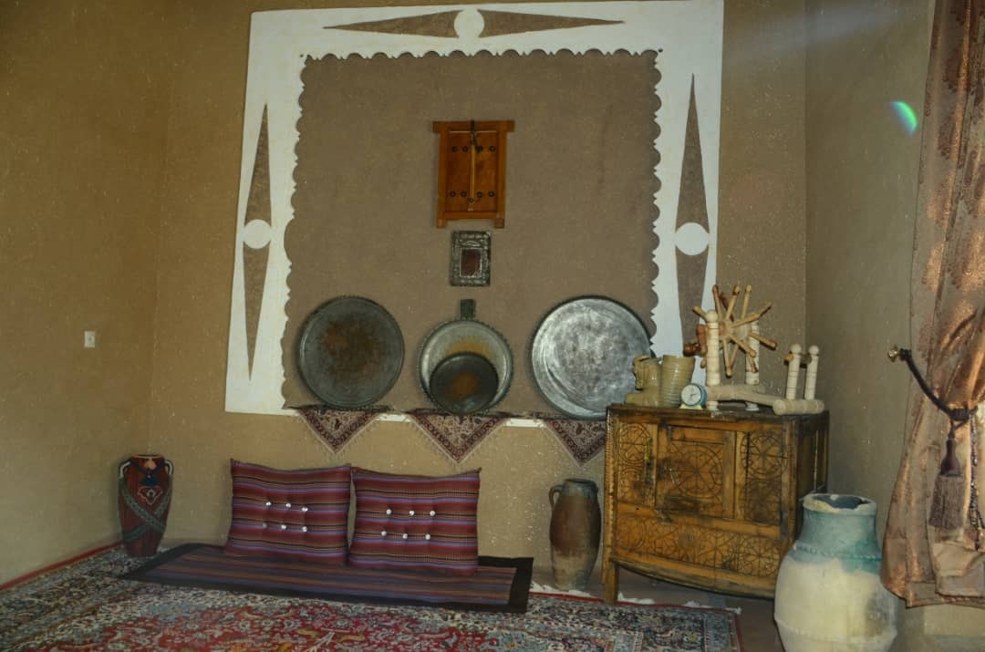اجاره بومگردی سنتی در بویین میان دشت اصفهان - اتاق  گل میخک