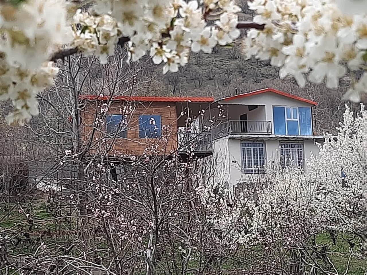 اجاره ویلا باغ در بیاره سیسخت - اتاق شیشه ای