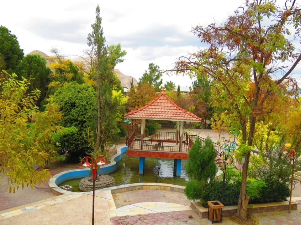 آپارتمان مبله در خیابان ماهانی کرمان - گلستان محوطه