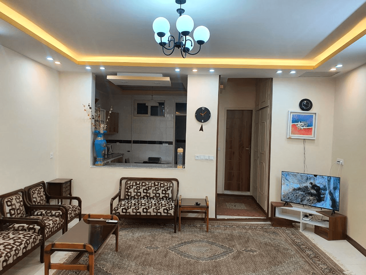 اجاره آپارتمان تکخواب در صفائیه یزد  سالن و ورودی اتاق 