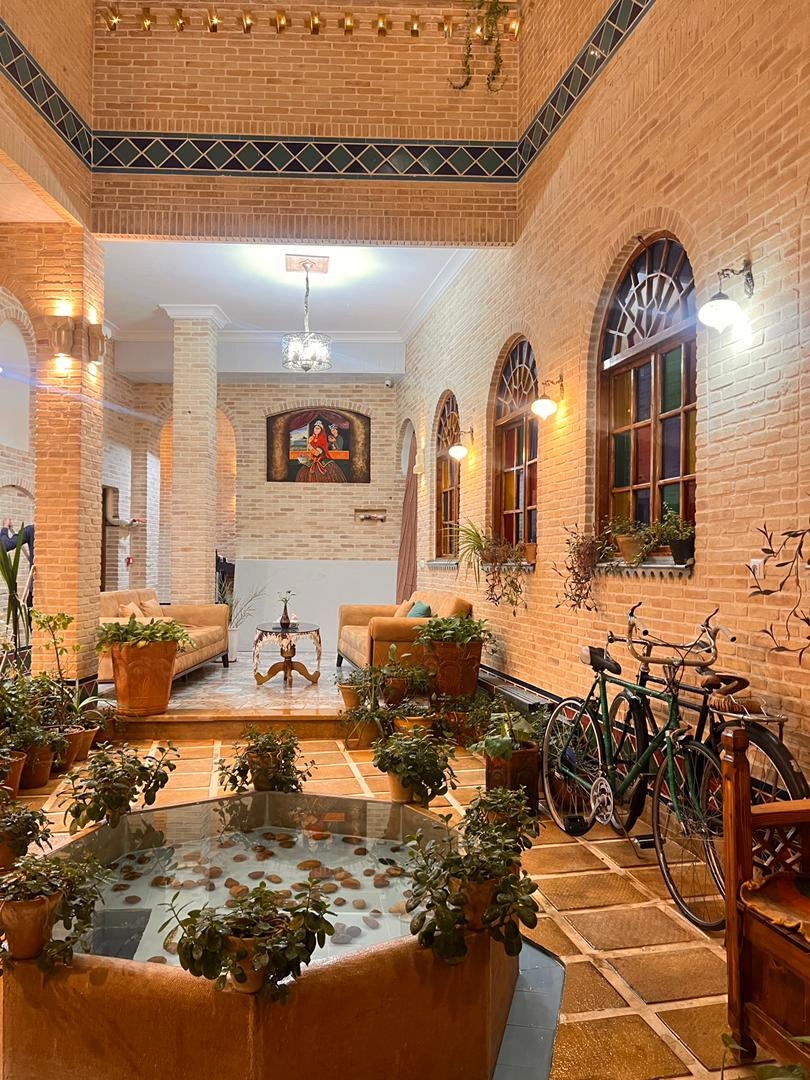 اجاره هتل سنتی در سنگ سیاه شیراز -یک تخته