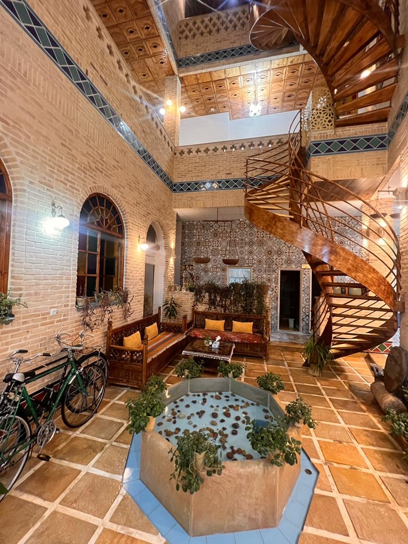 اجاره هتل سنتی در سنگ سیاه شیراز -یک تخته