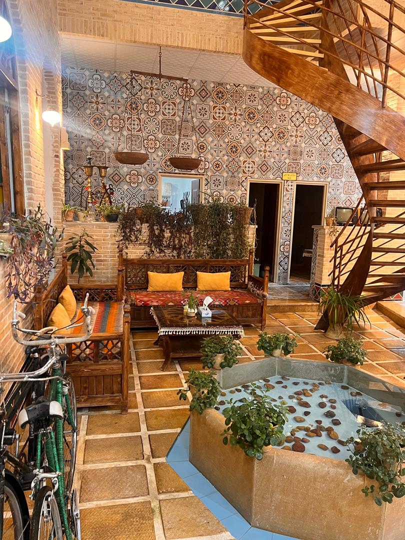 اجاره هتل سنتی در سنگ سیاه شیراز -یک تخته