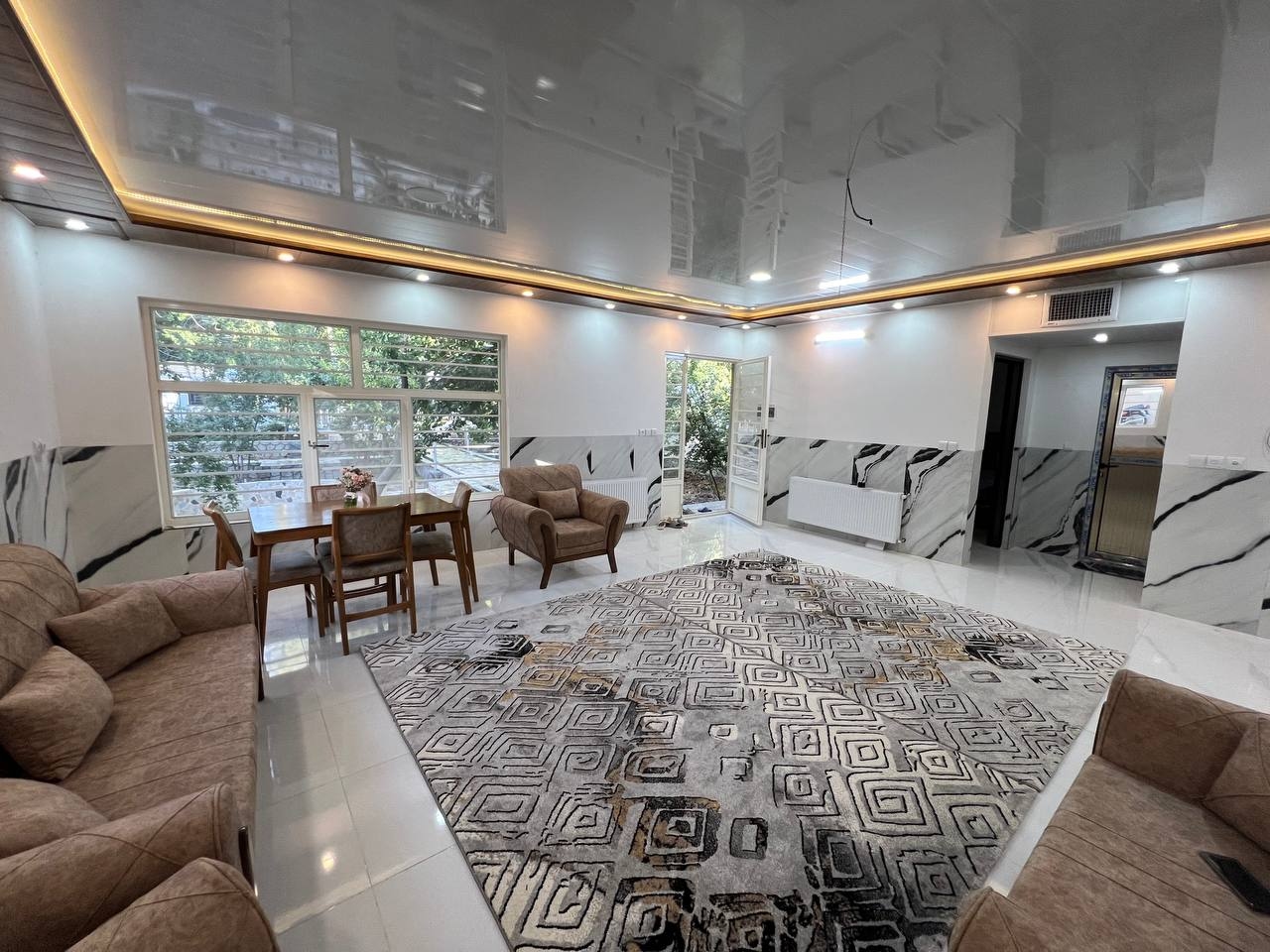 اجاره ویلا استخردار در باغبهادران لب آب-دوخوابه 110 متری