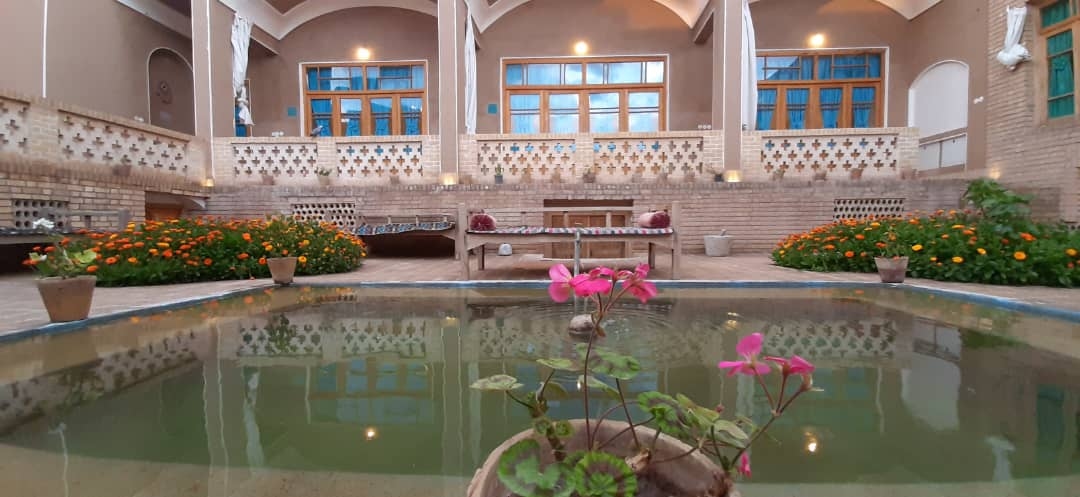 اجاره خانه سنتی در کمال الملک کاشان - پونه