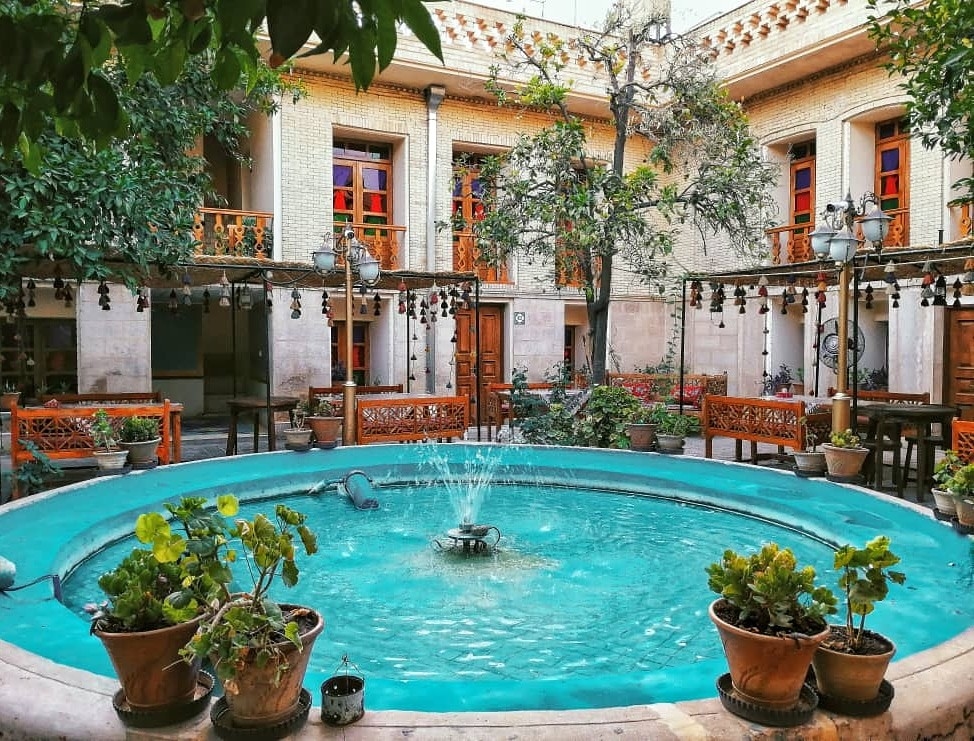 اجاره اتاق سنتی در 9 دی شیراز - اتاق سه تخته آینه