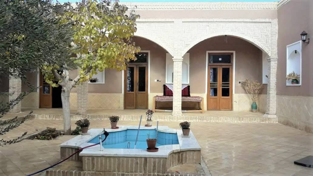 اجاره خانه سنتی در بهشتی ورزنه - اتاق شاه نشین -20 متری