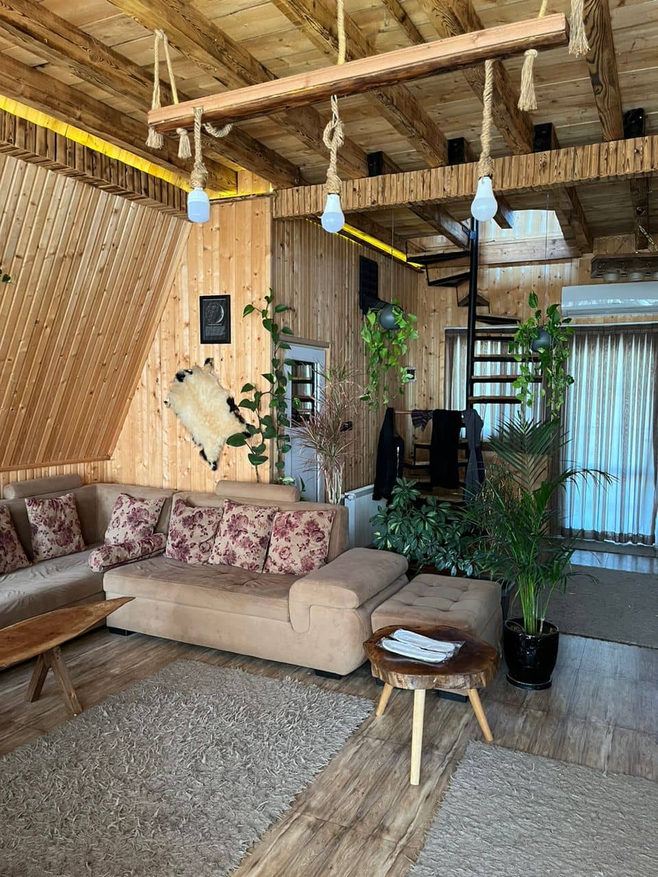 اجاره کلبه سوئیسی جنگلی جکوزی دار در روستای لیپا - ماسال