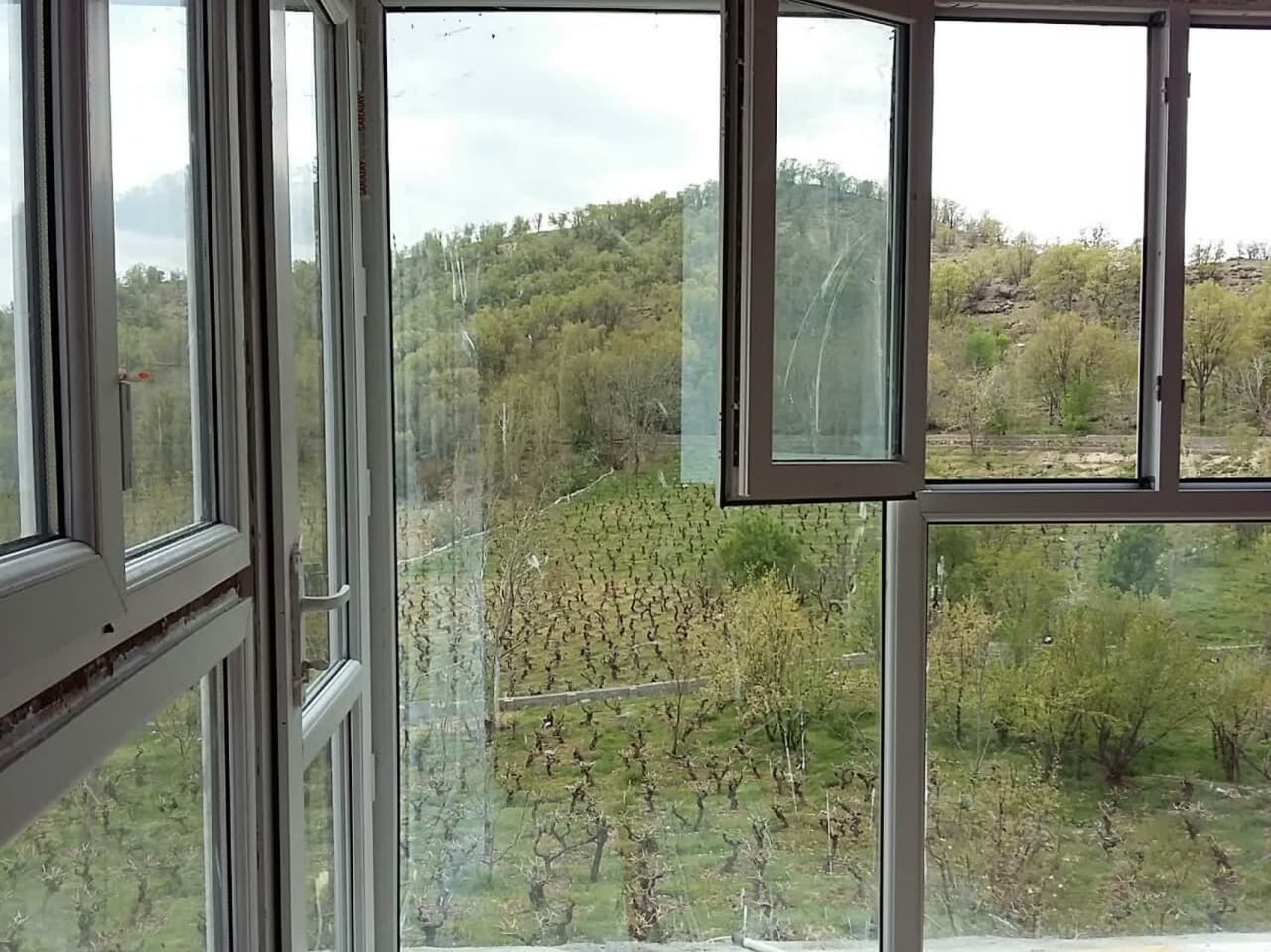 اجاره ویلا باغ در بیاره سیسخت - اتاق شیشه ای