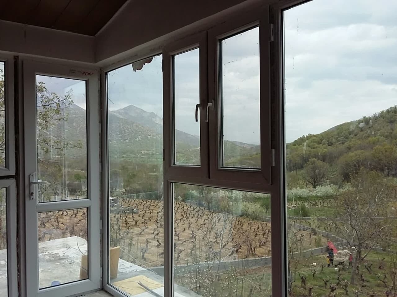 اجاره ویلا باغ در بیاره سیسخت - اتاق شیشه ای