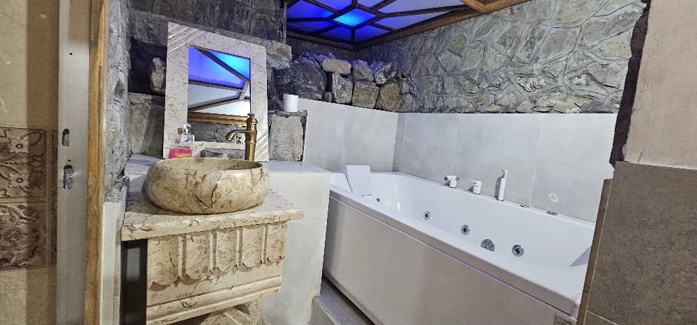 اجاره سوئیت صخره ای سنتی جکوزی دار در ماسوله - لاسه سر