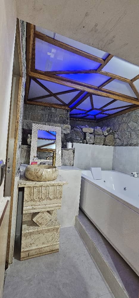 اجاره سوئیت صخره ای سنتی جکوزی دار در ماسوله - لاسه سر