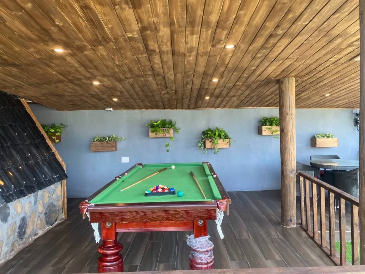 اجاره کلبه سوئیسی سرپوشیده آبگرم در دریا پشته رامسر